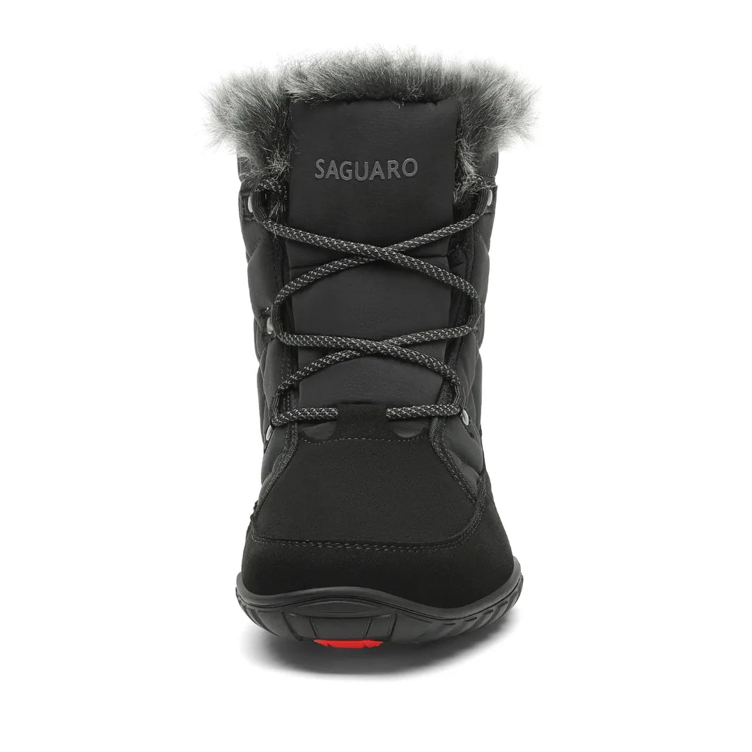Vista frontal con cordones elásticos técnicos en zapatos minimalistas para nieve.