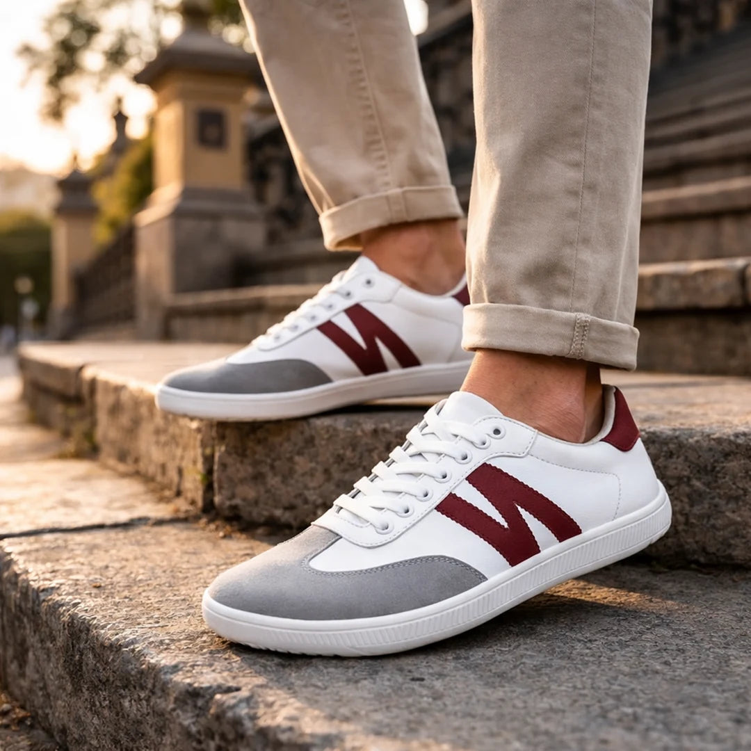 Hombre usando zapatillas ZZfaber Niza I blanco casual.